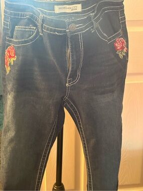 Women’s Dark Blue Embroidered Skinny Capri style Jeans